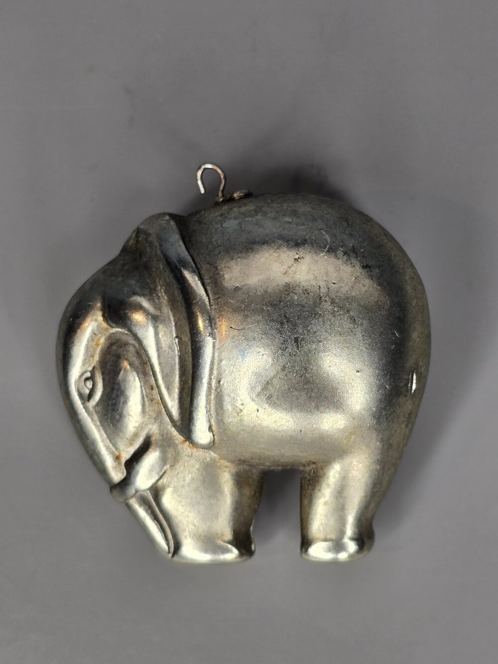 🐘 Gorgeous vintage mid-century "puffed" elephant pendant